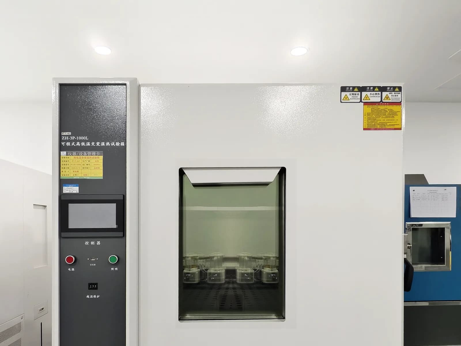 Environmental test chamber for temperature and humidity testing
